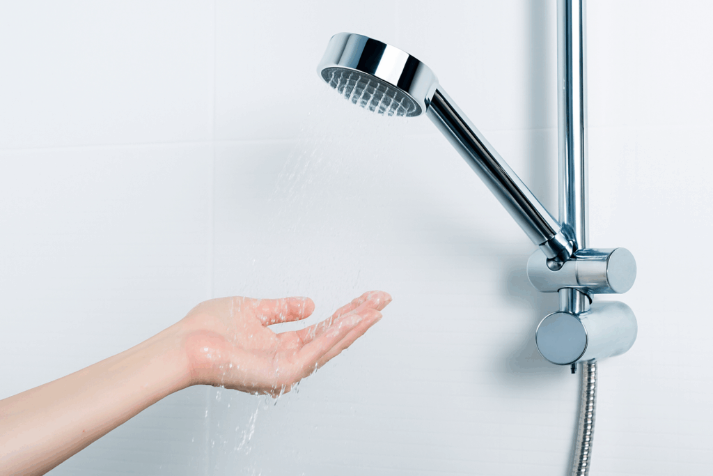 シャワーを浴びてる手の写真