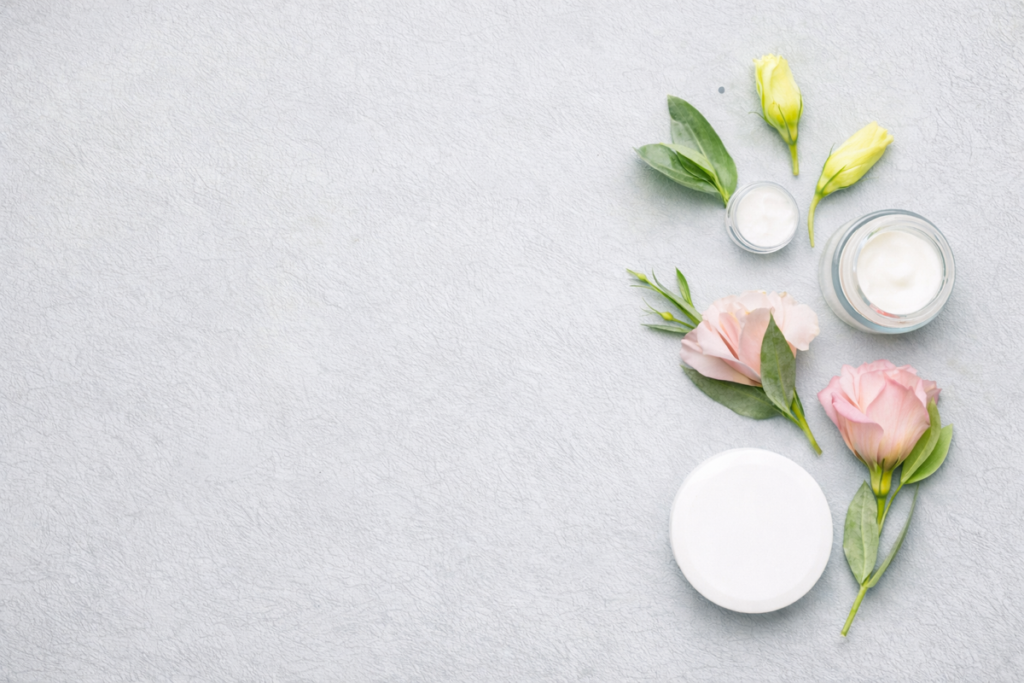ペールググレー背景のスキンケア化粧品イメージの写真