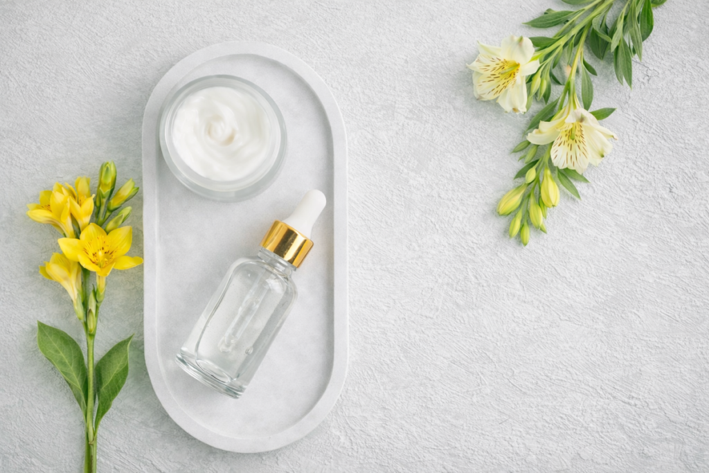 ペールグレー背景の化粧品イメージの写真