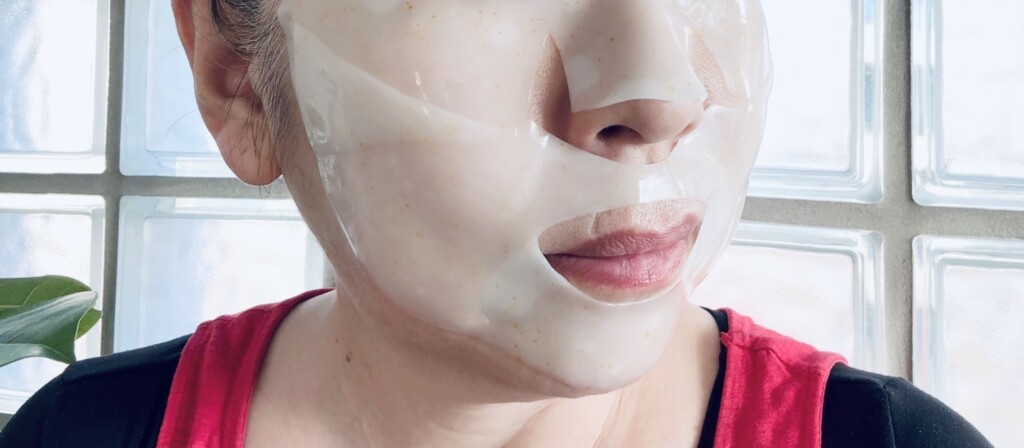 VITATINOL SERUM MEGA-SHOT GEL MASKを付けた様子の写真