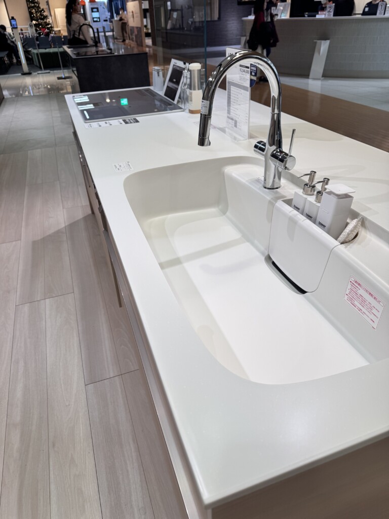 LIXIL showroomの白い天板のキッチン