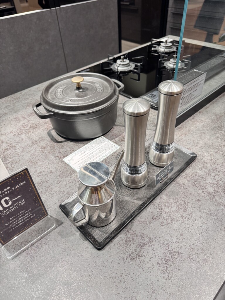 LIXIL showroomの黒のワークトップと小物の写真