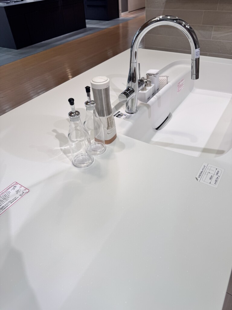 LIXIL showroomの白のワークトップと小物の写真