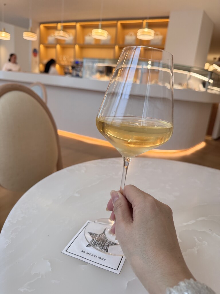 La Galerie Diorカフェの白ワインの写真