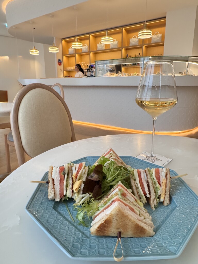 La Galerie Diorのクラブハウスサンドイッチと白ワイン