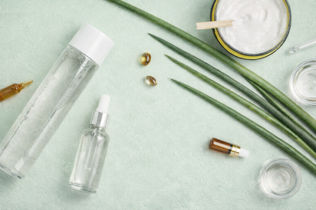 ペールグリーンの背景の化粧品のイメージ写真