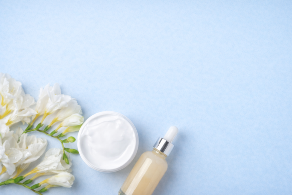 ペールブルー背景のスキンケア系を写真
