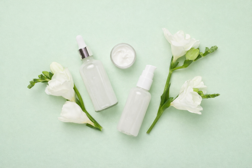 ペールグリーン背景のスキンケア化粧品イメージの写真