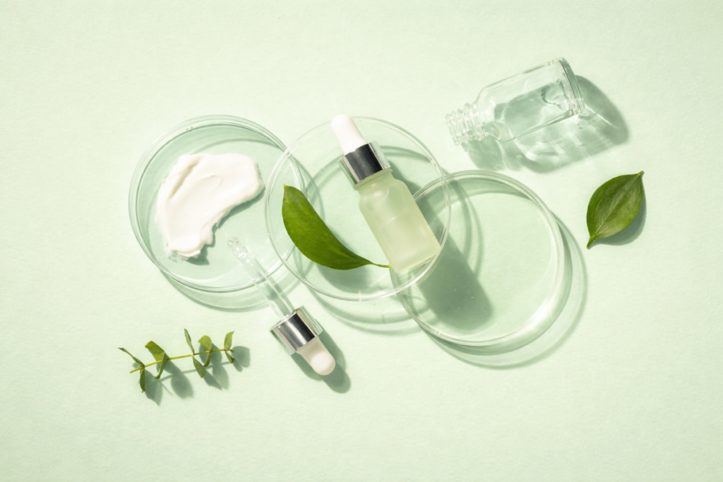 グリーン系の化粧品イメージの写真