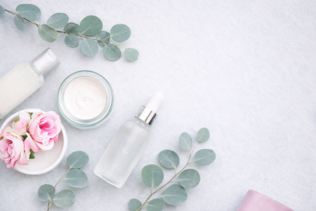 ペールブルー背景のスキンケア系を写真