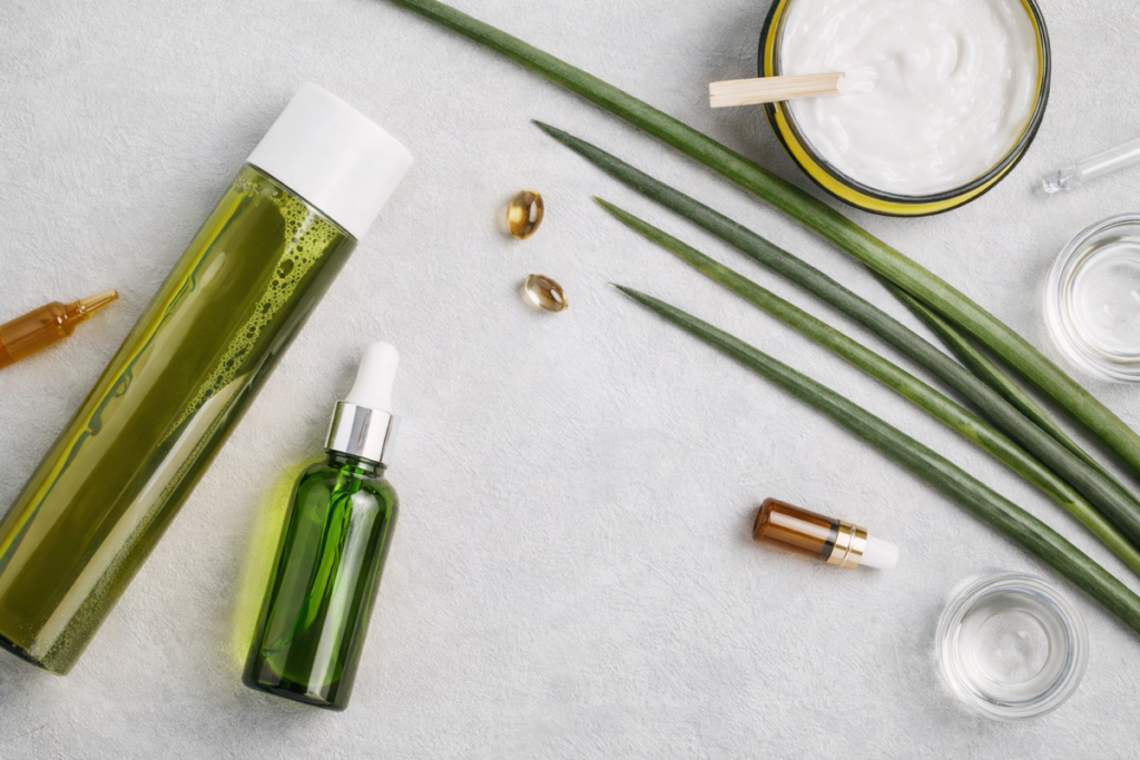 ペールグレー背景のスキンケア化粧品イメージの写真