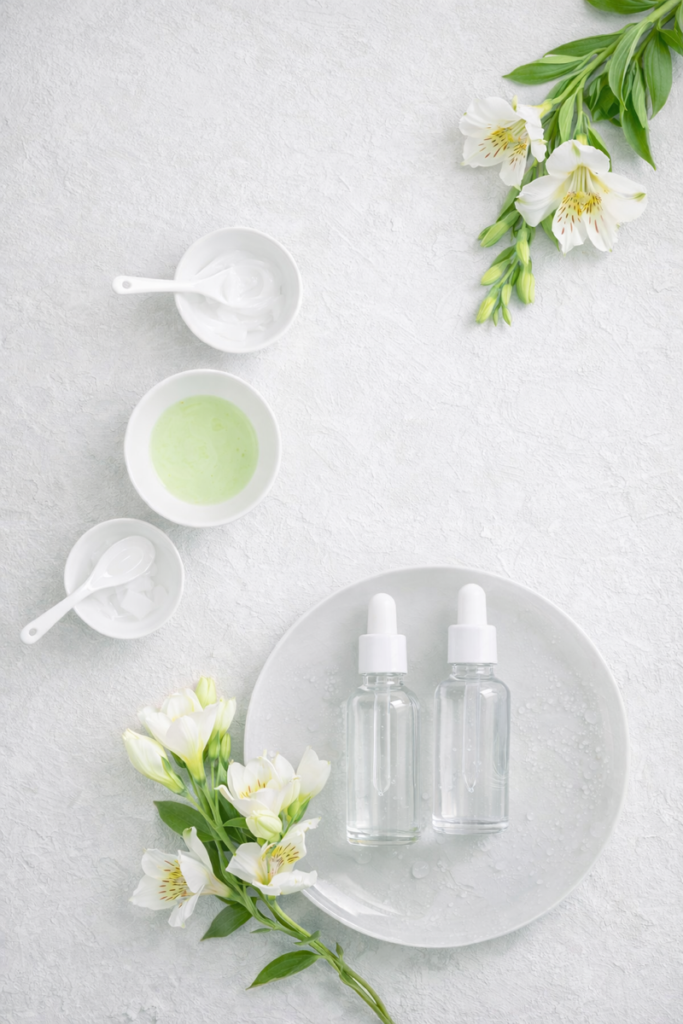 ペールグレー背景のスキンケア系を写真