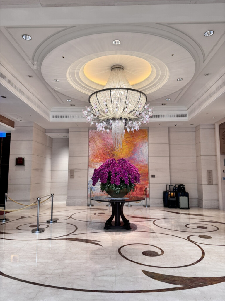 オークラ台北のエントランスの花の写真