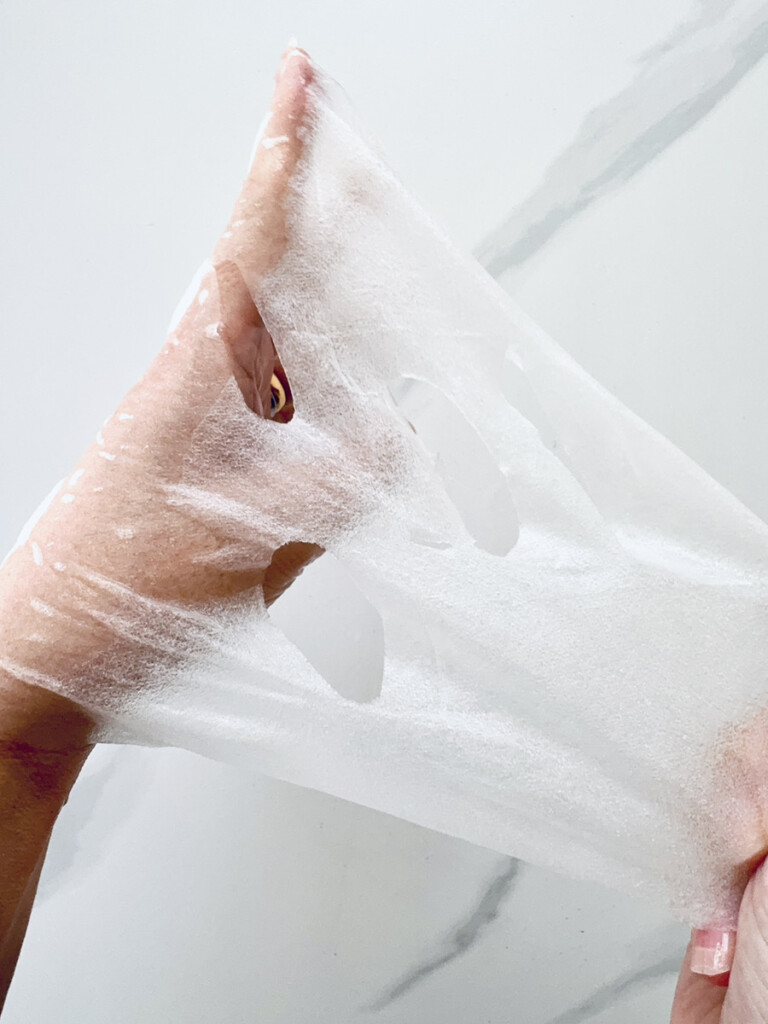 TENZERO Glow Ampoule Hyaluronic Masを手に取った写真