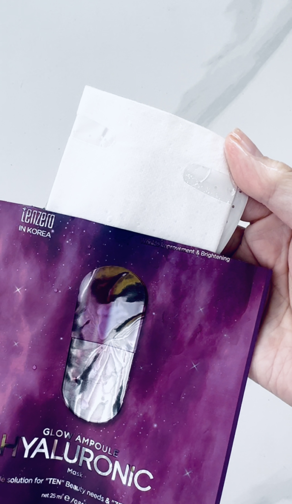 TENZERO Glow Ampoule Hyaluronic Maskをパッケージから出した写真
