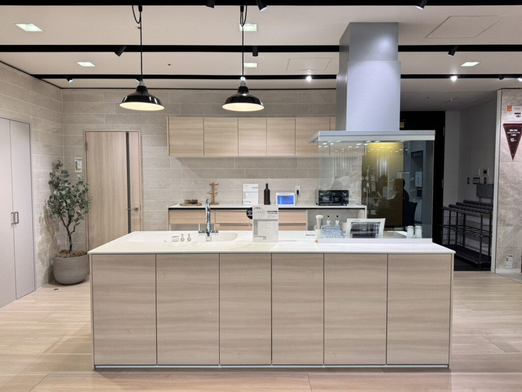 LIXIL showroomの白いキッチン