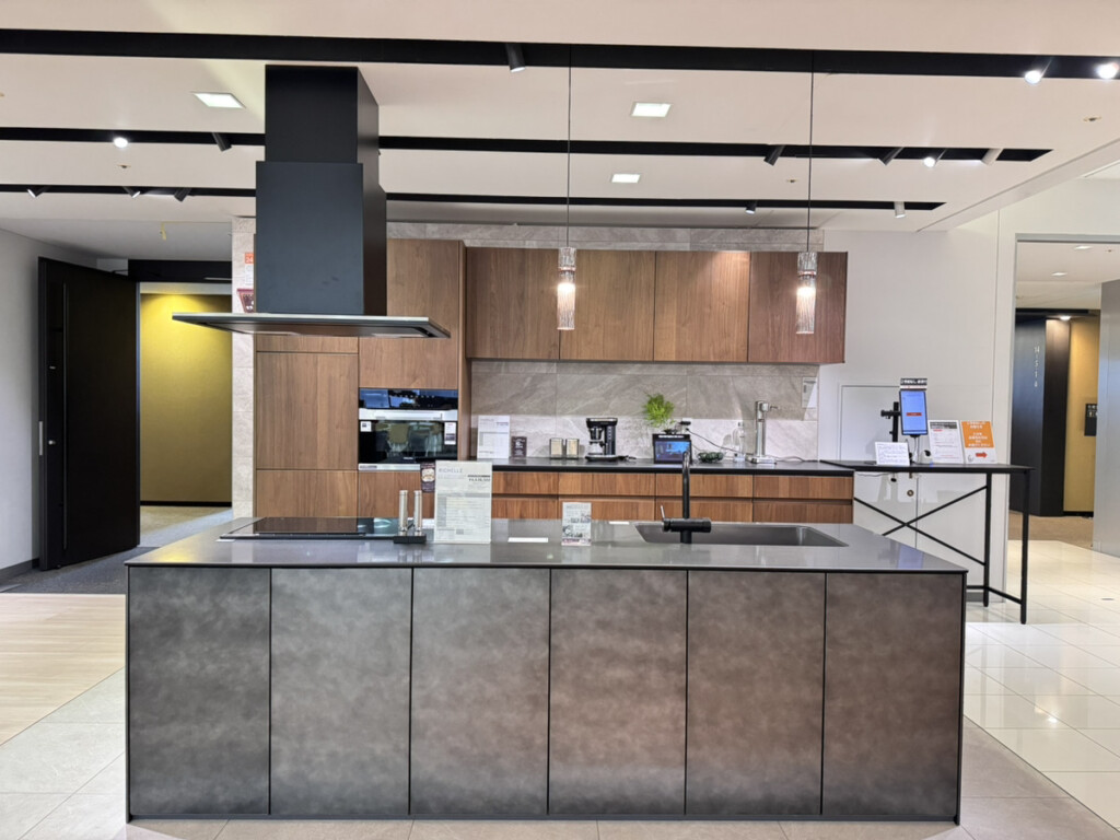 LIXIL showroomの黒いキッチン