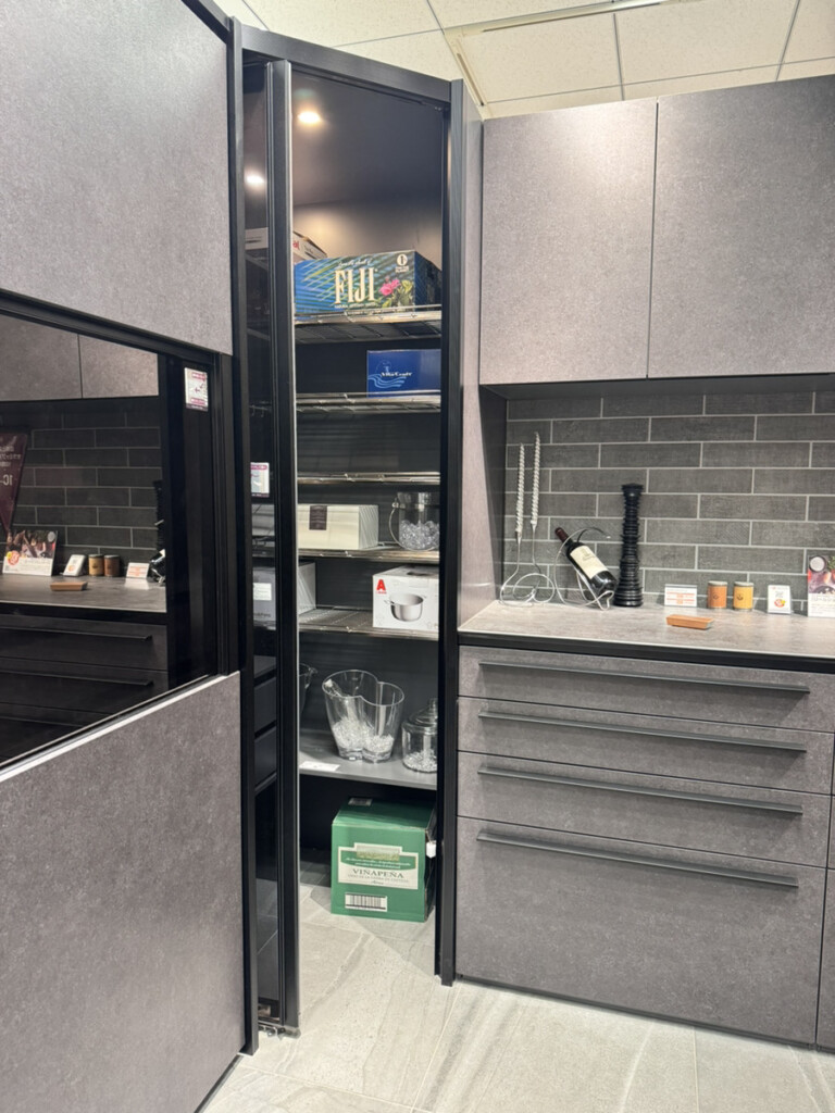 LIXIL showroomのパントリーを開けた写真