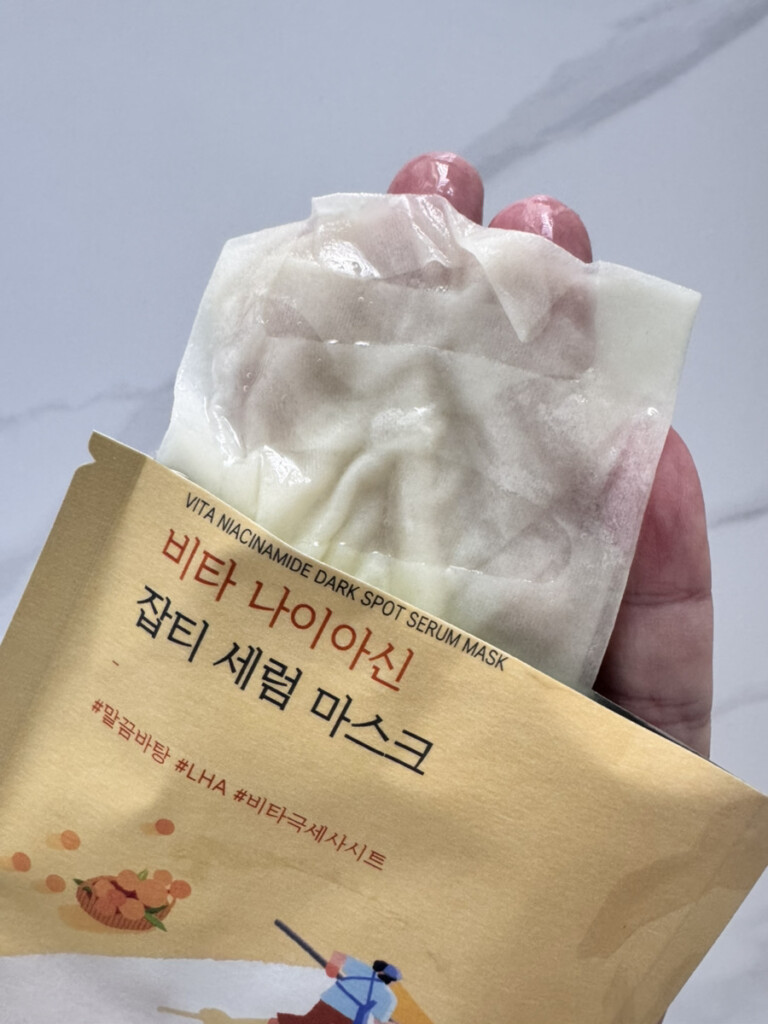 ROUND LAB Vita Niacinamide Dark Spot Serum Maskを取り出した写真