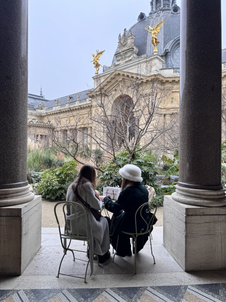 Petit Palaisでお茶する人たち